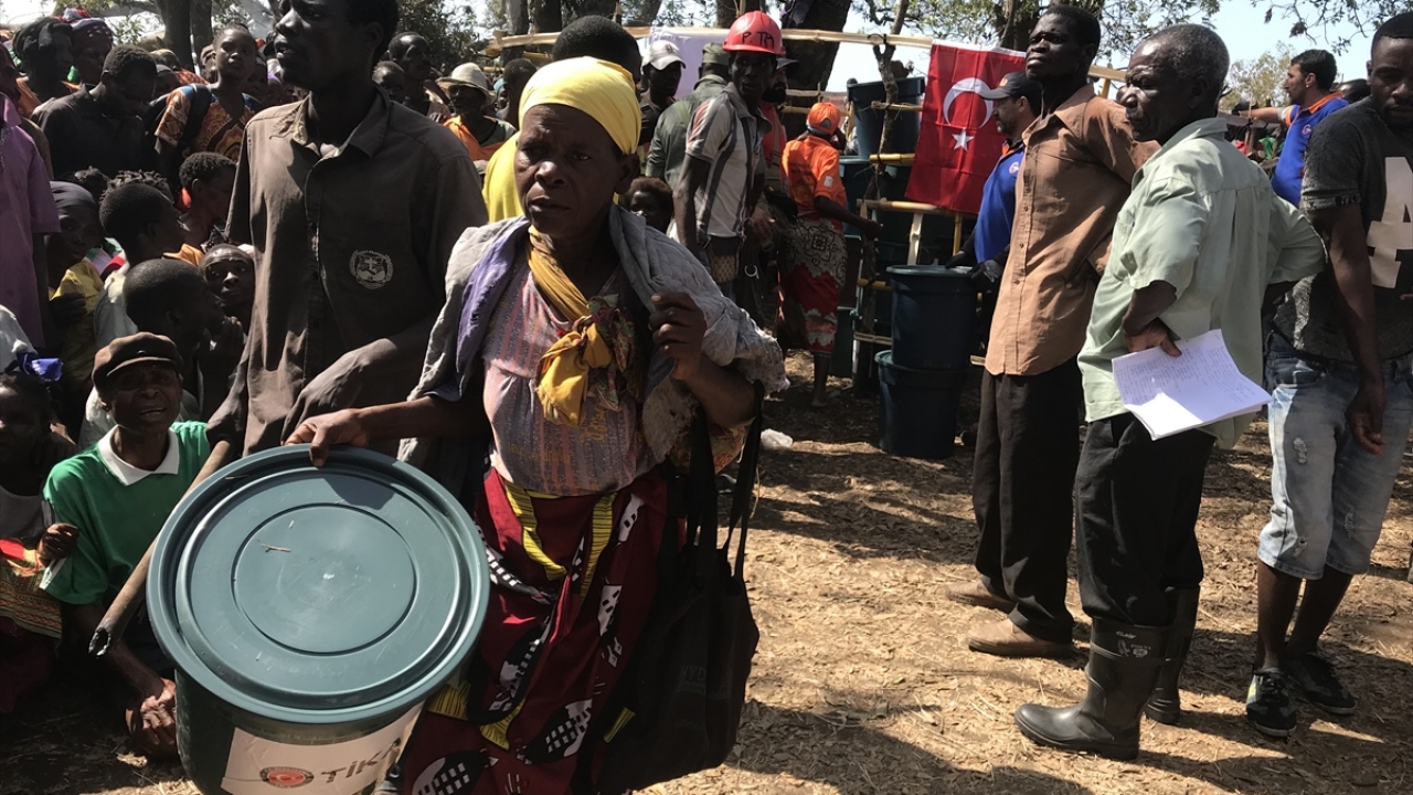 Yardımların dağıtımı sırasında TİKA görevlilerine, Afet ve Acil Durum Yönetimi Başkanlığı (AFAD), Sağlık Bakanlığı UMKE ve AKUT personeli de eşlik etti.