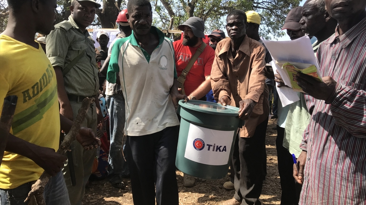 Hijyen paketleriyle, kolera başta olmak üzere salgın hastalık riskine karşı bölge halkının sağlığının korunması amaçlanıyor.