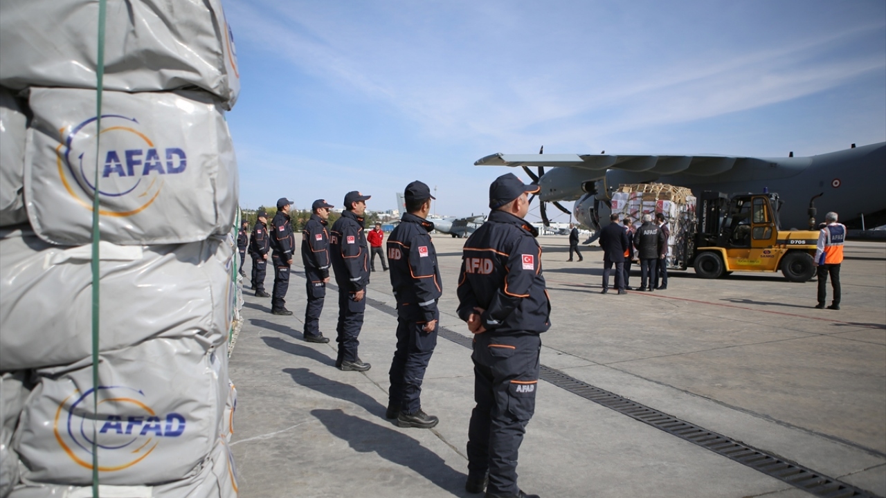 Türk yardım kuruluşları, Afrika kıtasının güneydoğusunda meydana gelen ve 3 ülkede etkili olan Idai Kasırgası ve sel felaketinin ardından bölge insanının yaralarını sarmak için çalışmalarına devam ediyor.