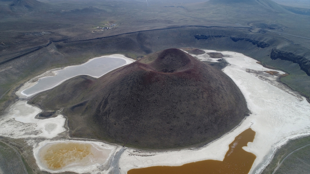 Konya Teknik Üniversitesi (KTÜN) Jeoloji Mühendisliği Bölümü Uygulamalı Jeoloji Anabilim Dalı Başkanı Prof. Dr. Tahir Nalbantçılar, Meke Gölü`nün hem Konya Kapalı Havzası hem de ülke için en nadide doğal güzelliklerden biri olduğunu söyledi.