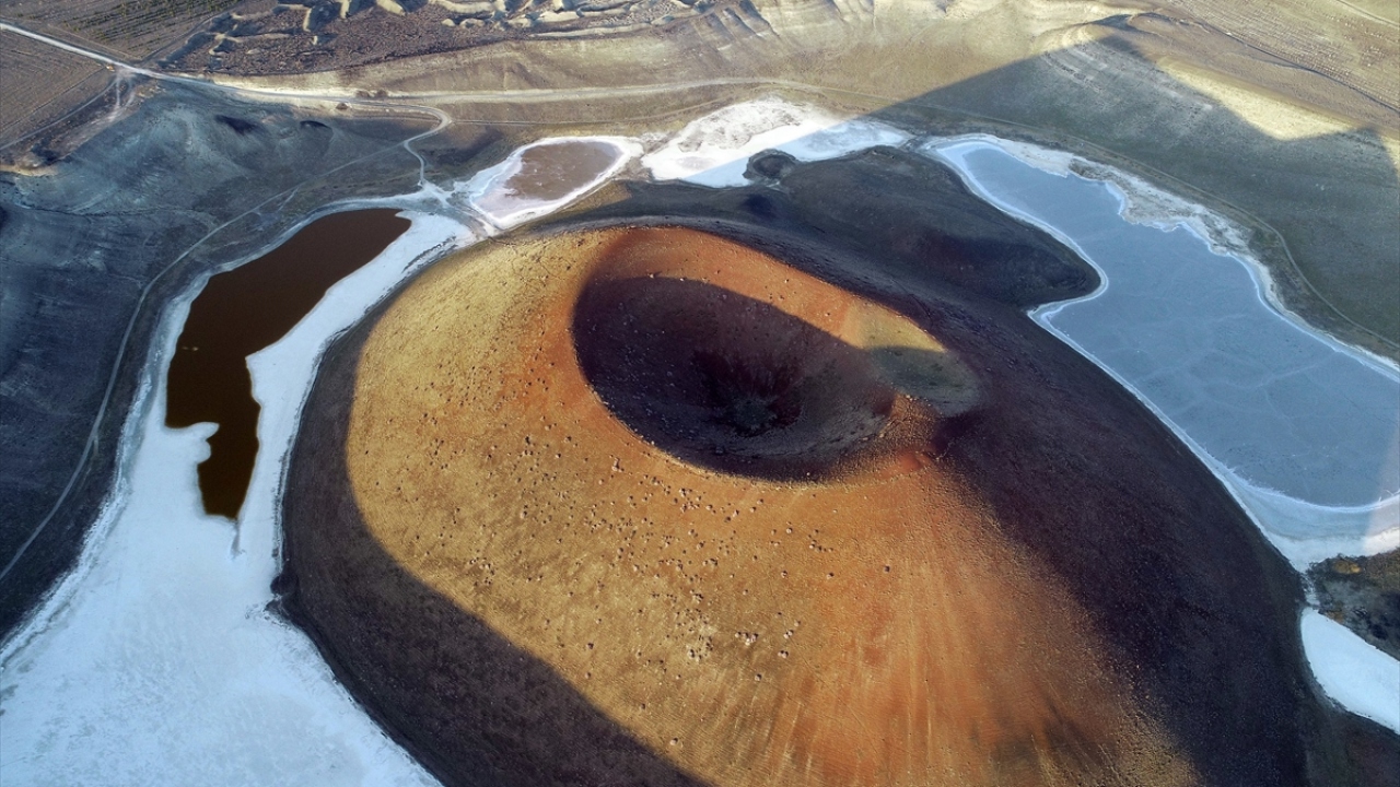 "Meke Maarı" olarak da isimlendirilen gölün nazar boncuğuna benzerliğiyle dikkati çektiğini belirten Nalbantçılar, şöyle devam etti: