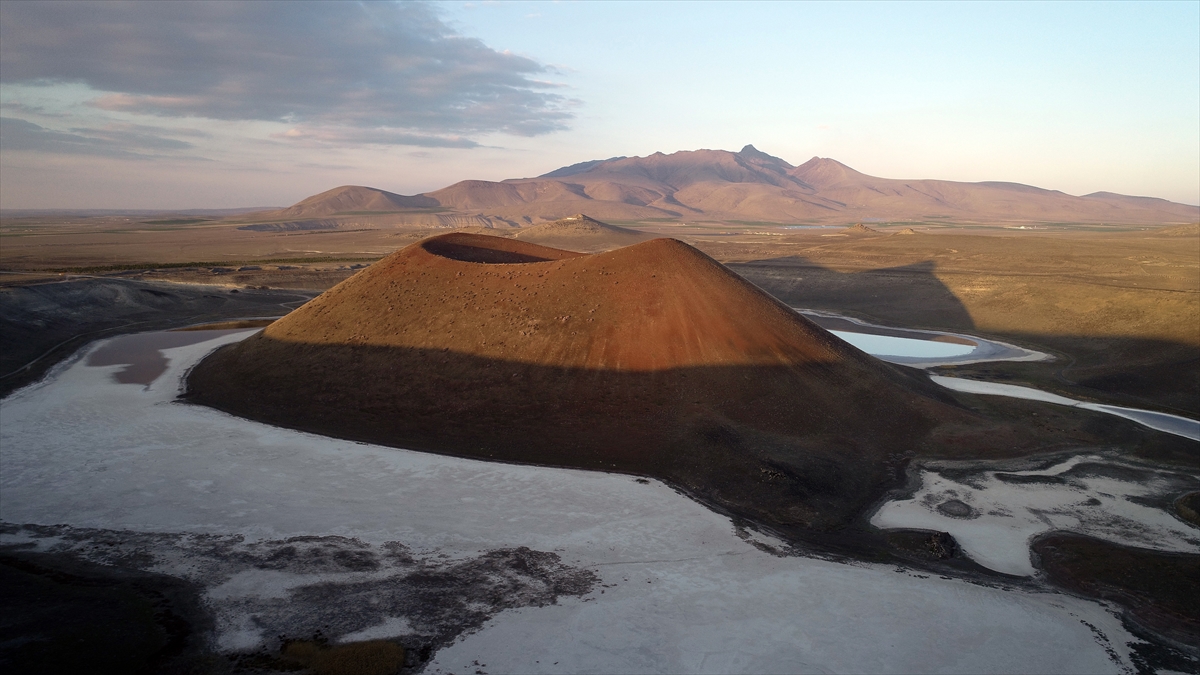 Son yıllarda özellikle yaz aylarında kuruyan Meke Gölü, kış aylarında bölgenin aldığı yağış miktarına bağlı olarak yer yer oluşan su birikintileri ve kristalleşen toprak görüntüsüyle büyüleyici bir güzellik sunuyor.