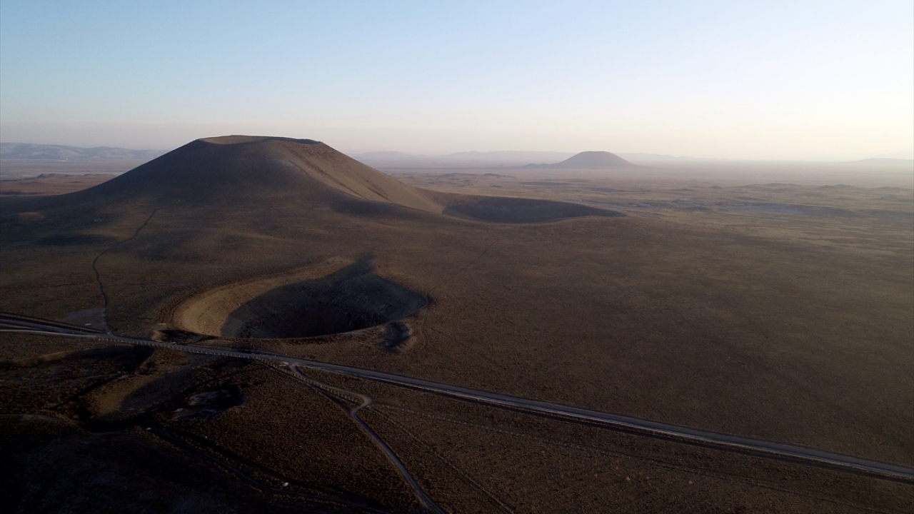 Nalbantçılar, gölün zaman zaman kuraklık nedeniyle tamamen kuruduğuna dikkati çekti. Meke`nin görünümünün yağışlara bağlı olarak değiştiğini anlatan Nalbantçılar, şu değerlendirmeyi yaptı:
