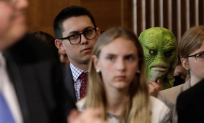 Trump'ın İçişleri Bakanı adayına çevrecilerden maskeli protesto