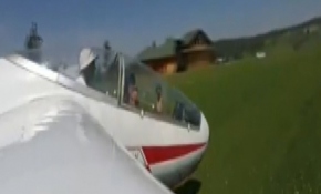 Ağaca çarparak yere çakılan planör kazası kamerada