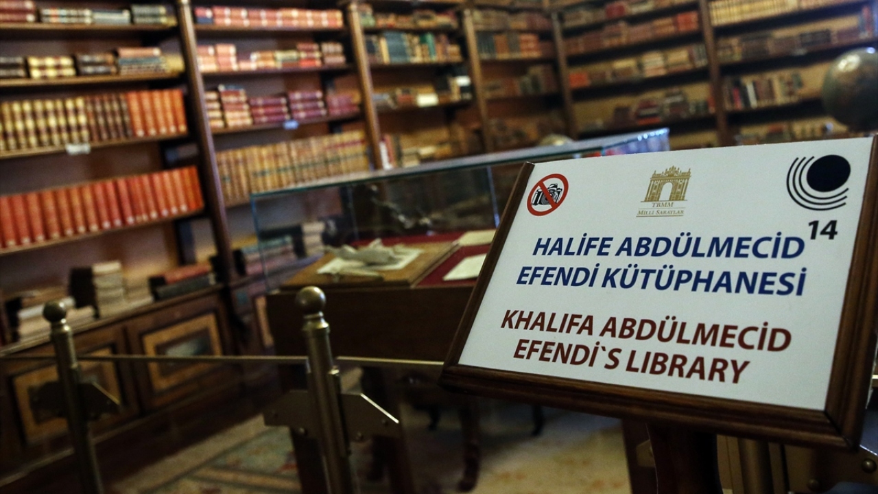 Gayhan, kütüphanedeki kitaplar arasında nadir eserler bulunduğunu vurgulayarak, mermer kaplı kitapların dahi kütüphanede mevcut olduğunu dile getirdi.