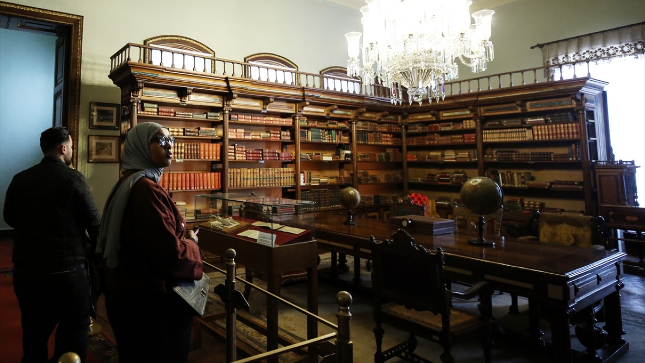 Osmanlı`nın son halifesi Abdülmecid Efendi`ye ait koleksiyonun da yer aldığı kütüphanede kitap, dergi, gazete, ansiklopedi, sözlük, yıllık, harita, albüm, fotoğraf, kartpostal ve belge gibi oldukça farklı çeşitlilikte yazılı, basılı ve görsel materyal yer