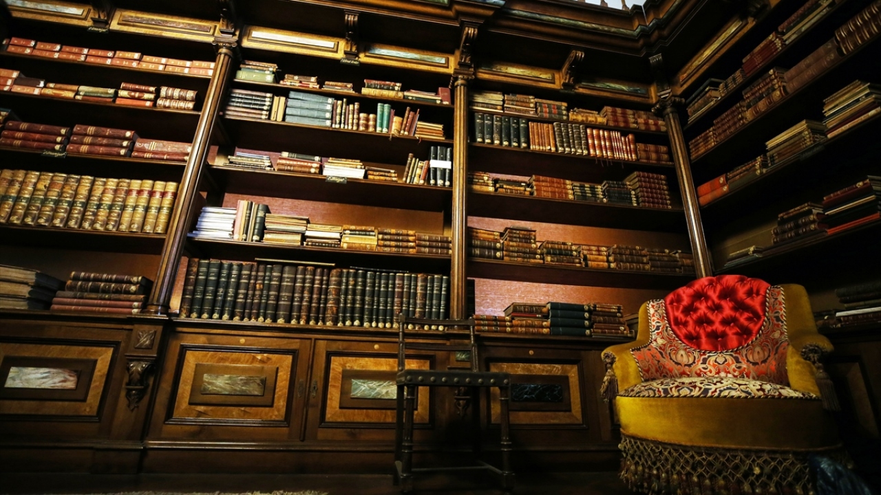 Türkiye Büyük Millet Meclisi`nde 3 Mart 1924`te kabul edilen kanun kapsamında Osmanlı Hanedanı`nın bütün mensuplarının Türkiye sınırları dışına çıkartılmasına karar verildi.