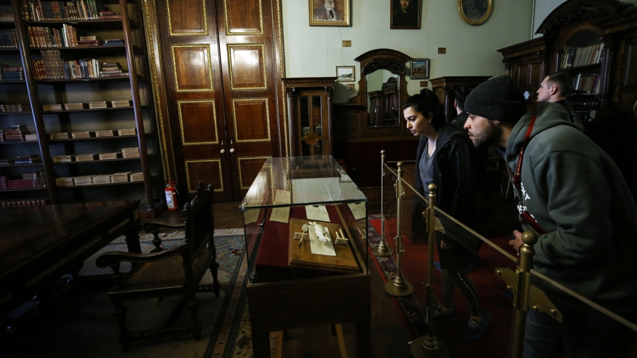 Apar topar saraydan çıkarılan Halife Abdülmecid Efendi`nin unuttuğu banka cüzdanıyla çek defteri de kütüphanedeki camekan vitrinde ziyaretçiler tarafından görülebiliyor. 