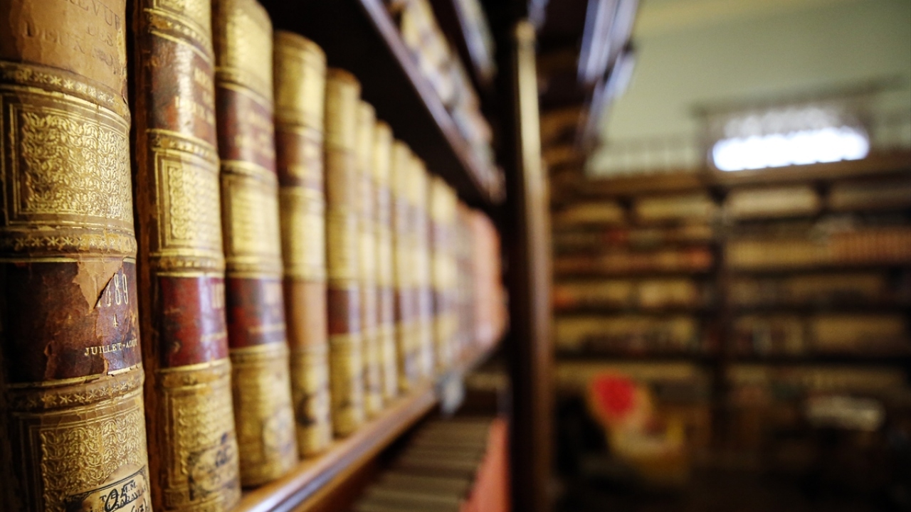 Kütüphane, pazartesi günleri dışında ziyarete açık bulunuyor.