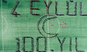 Sivaslı öğrencilerden ay yıldız temalı koreografi