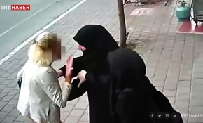 Adana'da başörtülü kadınlara saldırı