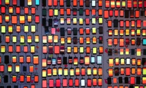 Cep telefonlarından oluşturulan ışıklı duvar