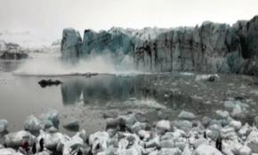 Turistler dev dalgaların altında kalmaktan son anda kurtuldu