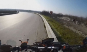 Virajı alamayan motosiklet sürücüsü bariyerlere çarptı