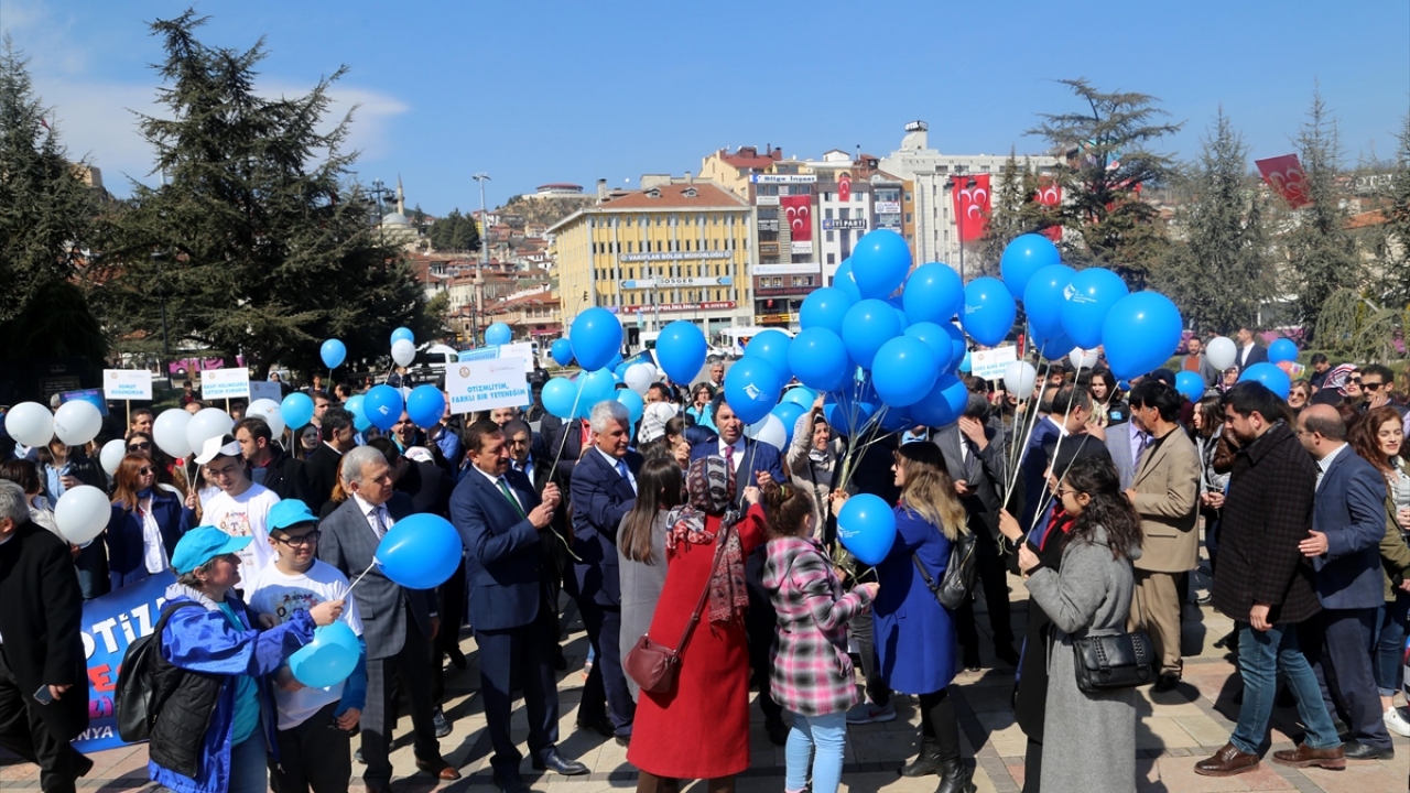 Meydanda toplanan grup, mavi renkteki balonları gökyüzüne bıraktı.