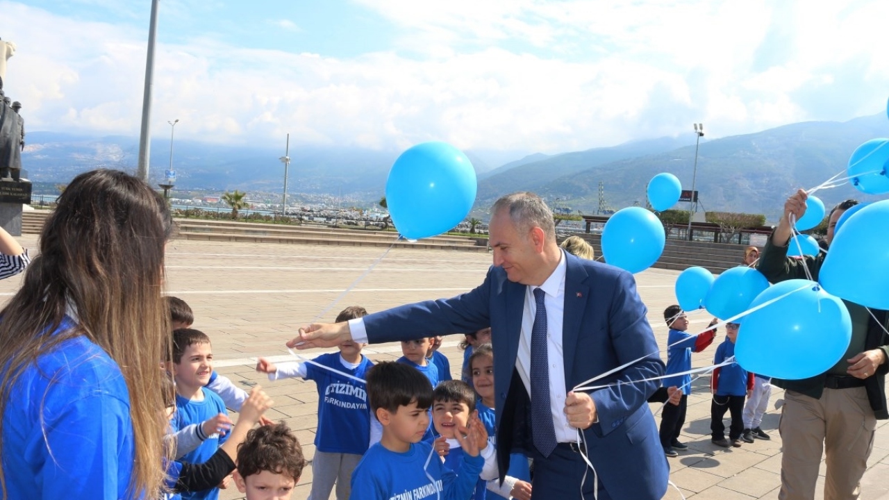 Hatay`ın İskenderun ilçesinde 2 Nisan Dünya Otizm Farkındalık Günü dolayısıyla çocuklar gök yüzüne mavi balon bıraktı.