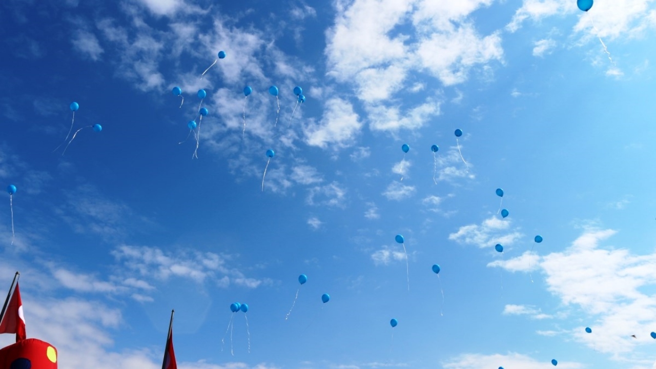 Anıt Alanında bir araya gelen otistik çocuklar, aileleri, öğretmenler ve vatandaşlar, mavi balonları gök yüzüne bırakarak otizme dikkat çektiler. 