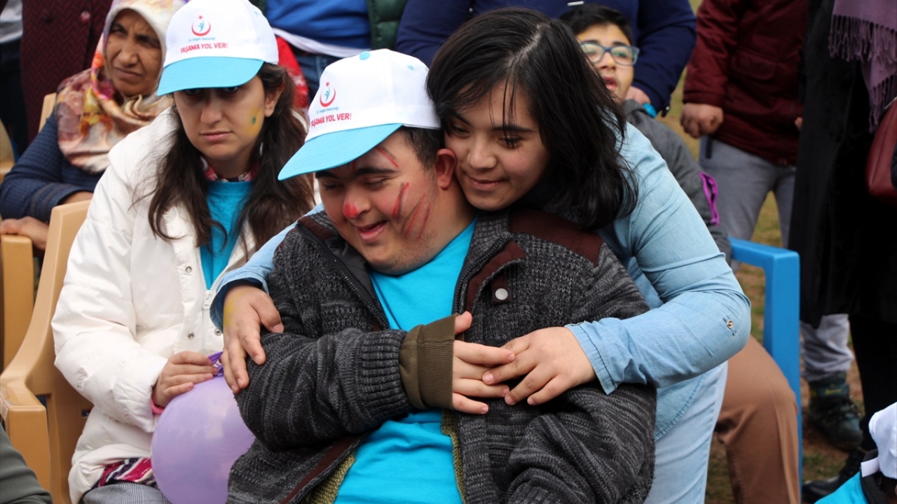 Elazığ`da Kültür Park Gençlik Merkezinde düzenlenen etkinlikte otizmli çocuklar ve gençlerin de katılımıyla yürüyüş yapıldı.