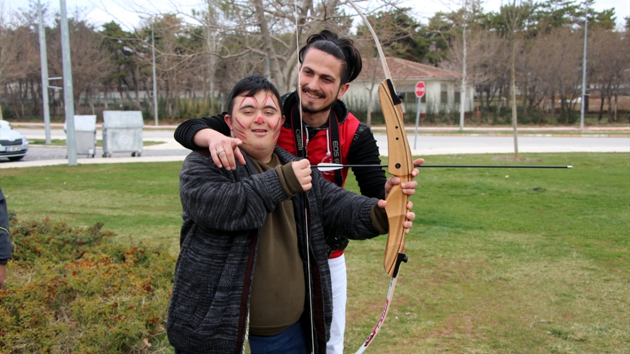 Otizmli çocuklar daha sonra şarkılar söyledi, çeşitli oyunlar oynadı.
