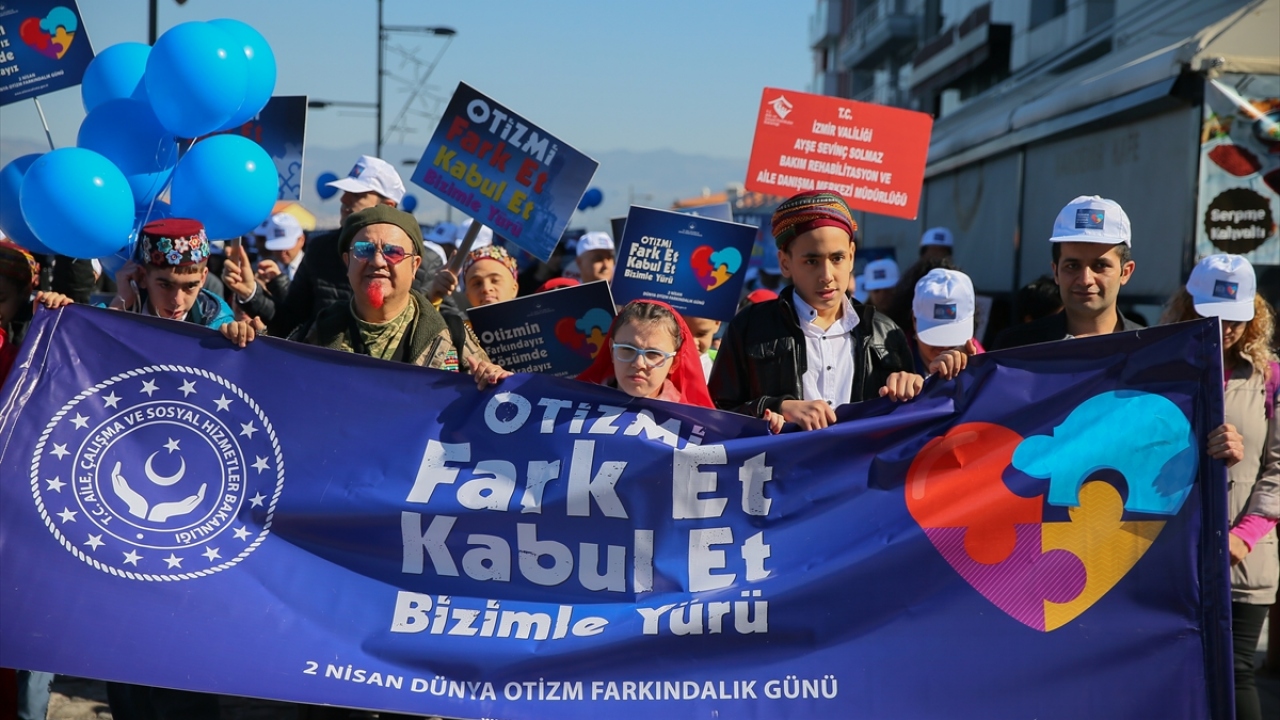 İzmir Büyükşehir Belediyesi ile Aile Çalışma ve Sosyal Hizmetler İl Müdürlüğünce organize edilen ve Cumhuriyet Meydanında başlayan yürüyüş bando takımı eşliğinde Konak Meydanında sona erdi.