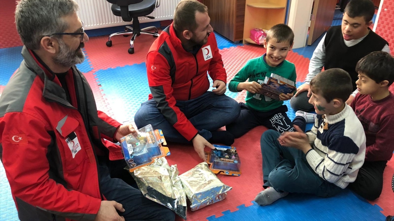 Türk Kızılayı ekibi, kentte otizmli çocukların eğitim gördüğü özel bir eğitim ve uygulama okulunu ziyaret ederek, burada eğitim gören çocuklarla zaman geçirdi.