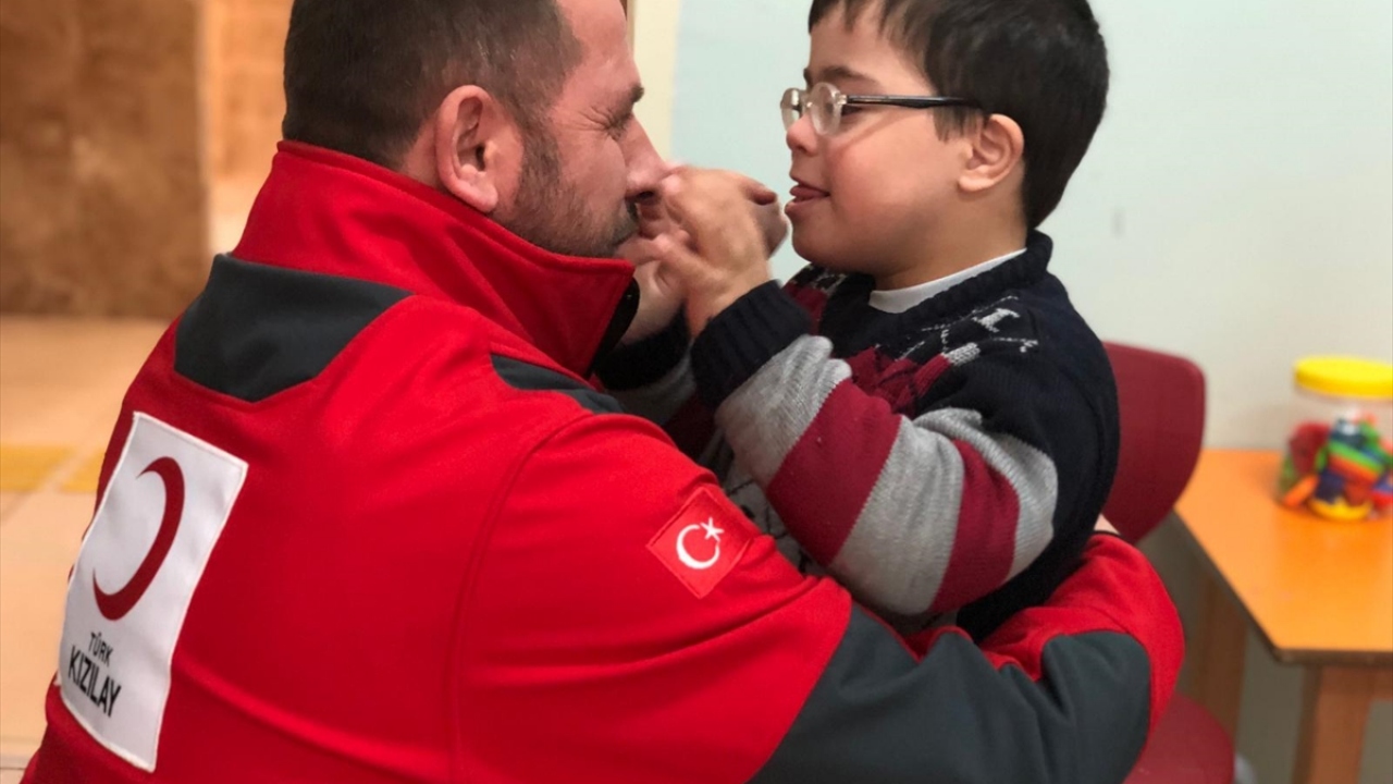 Çocuklarla oyun oynayıp sohbet eden Türk Kızılayı ekibi, yanlarında getirdikleri oyuncak ve çikolataları çocuklara vererek, yüzlerini güldürdü.