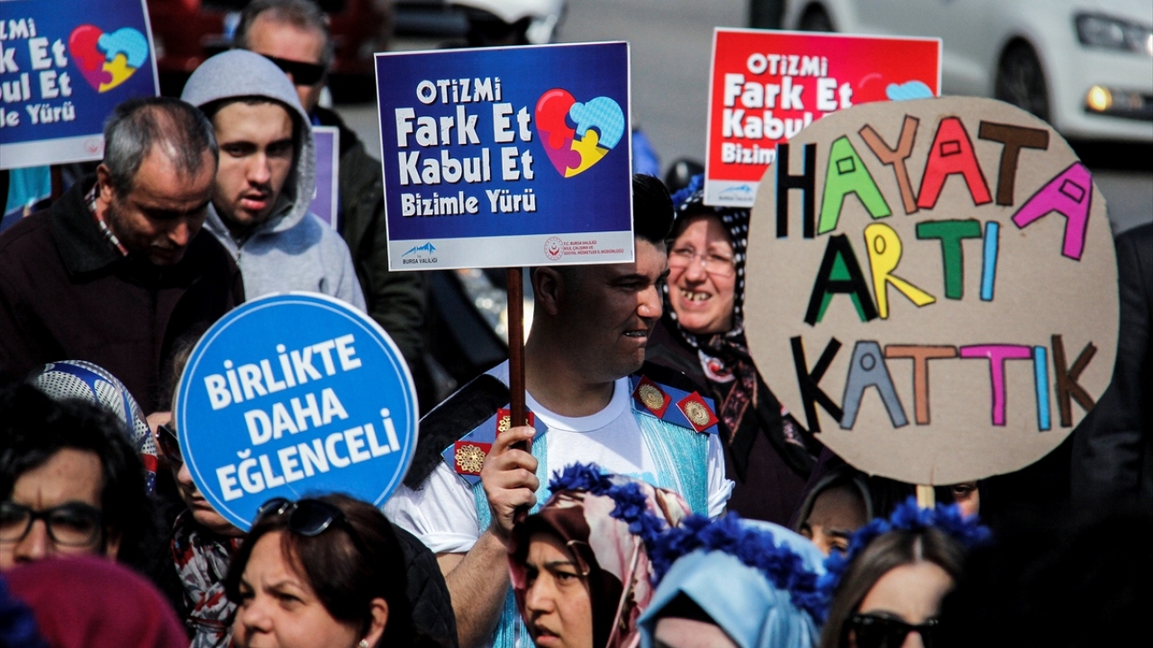 Dünya Otizm Farkındalık Günü etkinlikleri kapsamında Bursa`da Aile, Çalışma ve Sosyal Hizmetler İl Müdürlüğü tarafından "Otizmi fark et, kabul et, bizimle yürü" temalı yürüyüş düzenlendi. 