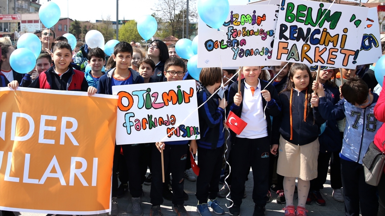 Öğrenciler, otizme dikkat çekmek için aralarında renkli tişört giyen çocukların da bulunduğu grup, bando eşliğinde Çark Caddesinden Demokrasi Meydanı`na kadar yürüdü.