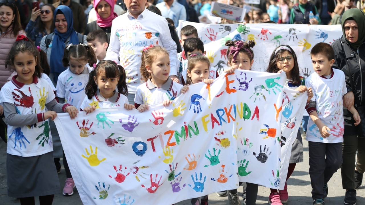 STB Özel Eğitim Uygulama Merkezi Müdürü Ahmet Göktaş yaptığı açıklamada, otizmin yaşamın ilk 3 yılında ortaya çıkan gelişimsel bir bozukluk olduğunu söyledi.