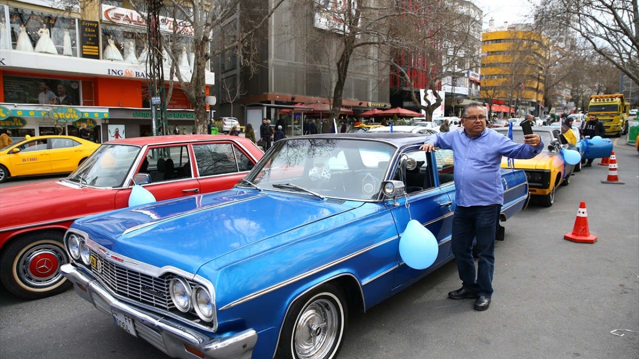Otizmliler için klasik arabalı "farkındalık" konvoyu