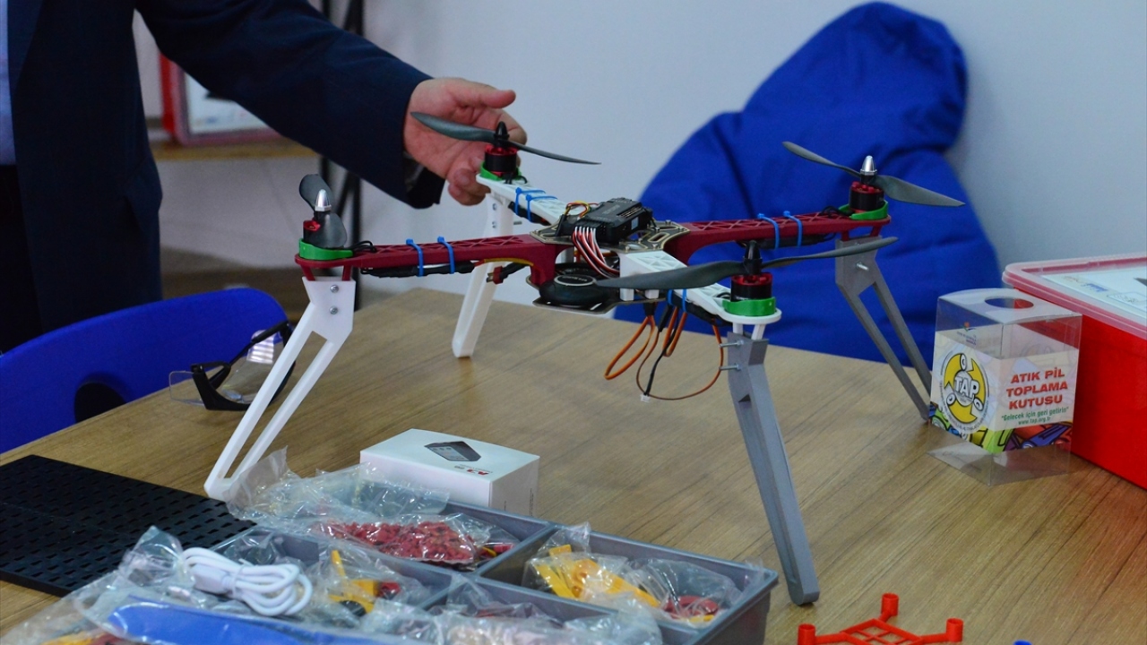 Karahocagil, Harran GAP Teknoloji Merkezi`nde ilkokul çağından üniversite seviyesine kadar her yaştan özel yetenekli bireylerin teknoloji üretimi yapabilmesine imkan sağlandığını bildirdi.