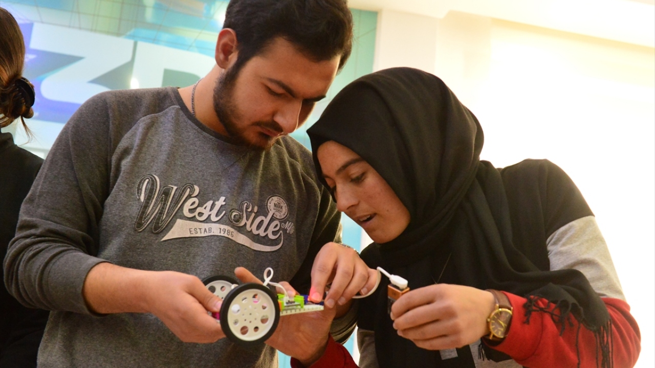 Karahocagil, merkezin gezici bilim aracı vasıtasıyla da en dezavantajlı bölgelere ve köylere ulaşarak kırsaldaki öğrencilerin de yeni teknolojileri keşfetmelerini ve yeteneklerinin farkına varılması için imkan sağlanacağını söyledi.