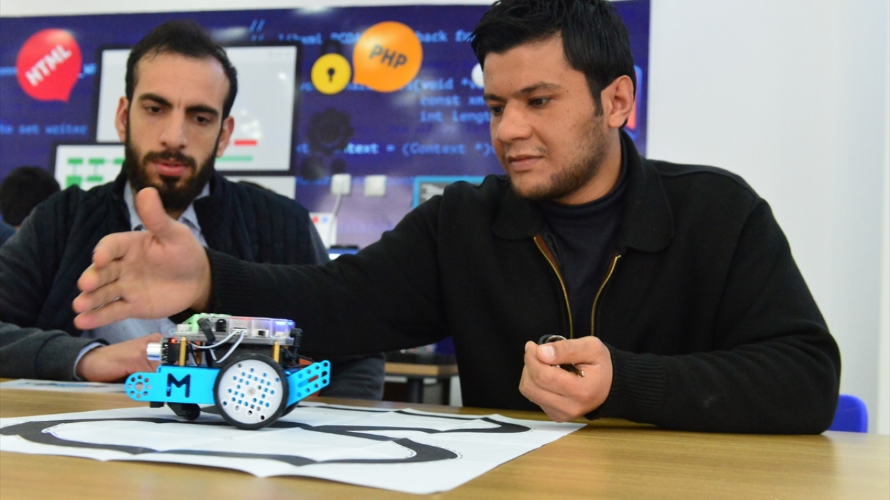 Merkezin gelecek nesillerin teknolojiyle daha erken tanışmasında öncü güç olduğunu dile getiren Ağan, adeta hububat üssü olan bölge kentlerinde tarımda kullanılacak teknolojilerin tasarımına öncelik vermeyi planladıklarını ifade etti.