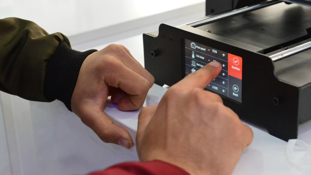 Küçük yaştan itibaren teknolojiye merakı olduğunu aktaran Yıldız, özellikle farklı işlevleri olan "drone" tasarlamayı planladığını sözlerine ekledi.