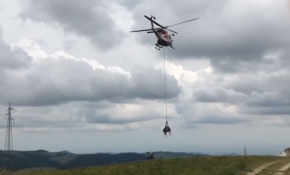 İtalya'da kayalıklara düşen inek helikopterle kurtarıldı