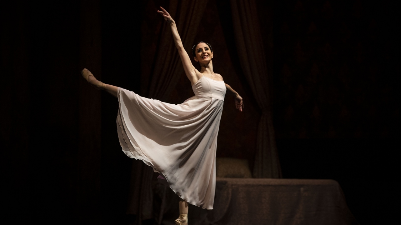 Romeo ve Juliet`in büyük aşk hikayesini, Çaykovski müzikleri ile bezediklerini kaydeden Ersoy, "Bu aşk hikayeleri çok seviliyor. Bale, anlatımı sözsüz bir sanat dalı. Bu güzel dramatik baleler, seyircimiz tarafından ilgi görüyor." dedi.