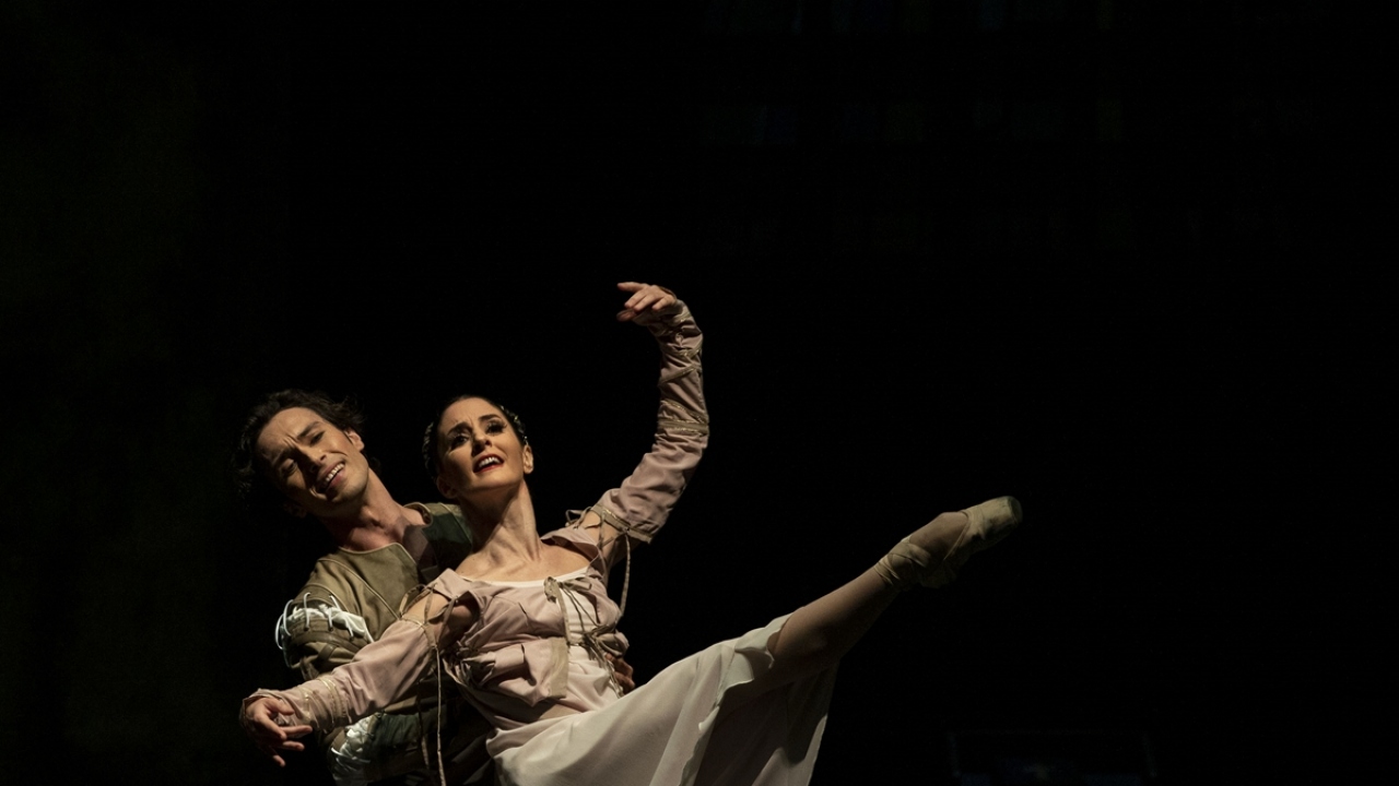 Bale sanatçılarının duygusal yönü kuvvetli olan eserleri kendileriyle içselleştirdiklerini ve role böyle hazırlandıklarını ifade eden Ersoy, baleye gönül verenlerin de hayatında en az bir defa Romeo, Juliet gibi önemli rolleri üstlenmek istediğini dile ge