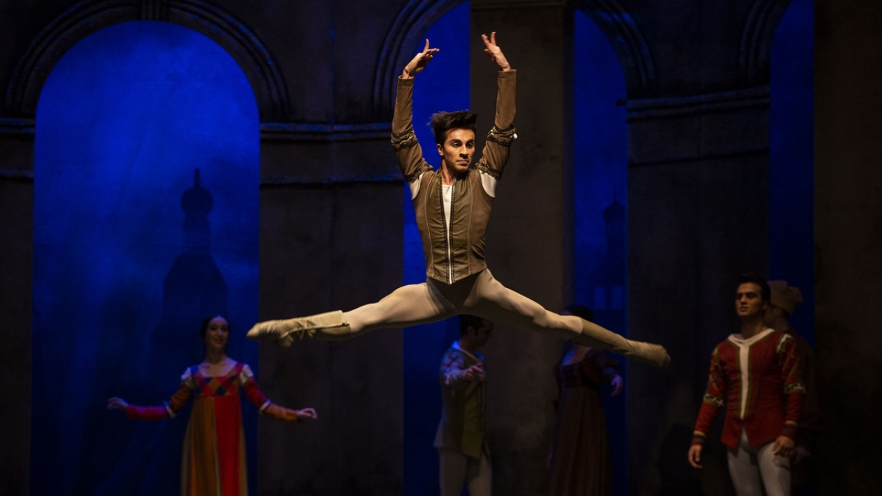 Dekorundan kostümlerine, ışığından müziklerine incelikle çalıştıklarını belirten Ersoy, eserin kostümlerini Sevtaç Demirer`in hazırladığını kaydetti.