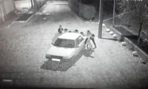 Geri vitesi olmayan 9 genç otomobili sırtlayarak çevirdi