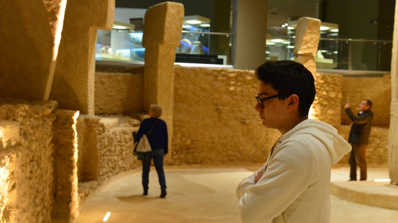 Türkiye genelinde müzelerin pazartesi günleri kapalı olduğunu hatırlatan Aslan, Kültür ve Turizm Bakanlığının talimatıyla bu yıl Şanlıurfa Müze Kompleksi`nin haftanın 7 günü açık kalacağını belirtti.