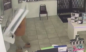 Telefon çalmaya çalışan hırsızın üzerine reklam panosu düştü