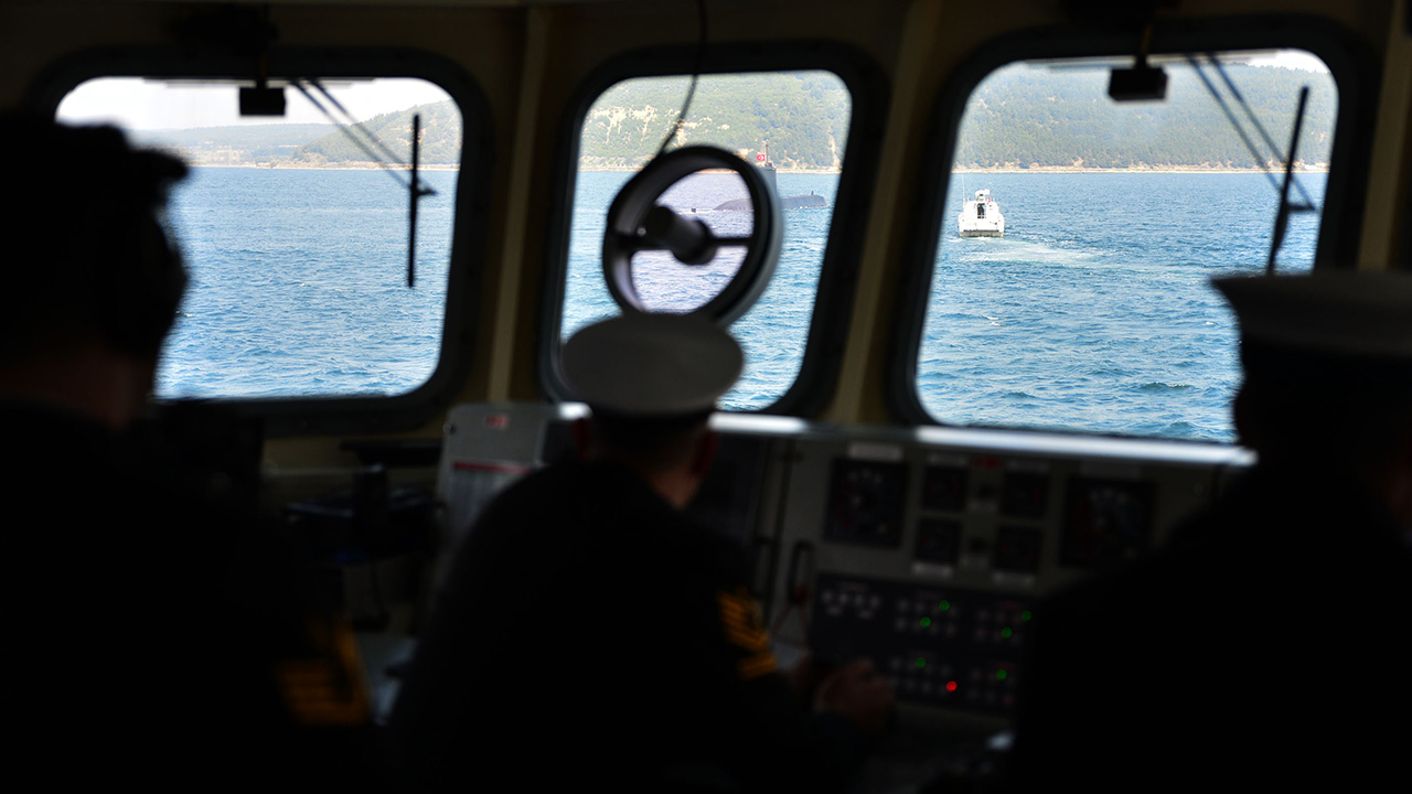 Nara Barbaros Şehitliği`ndeki ilk törende, saygı duruşunda bulunuldu, İstiklal Marşı okundu. 