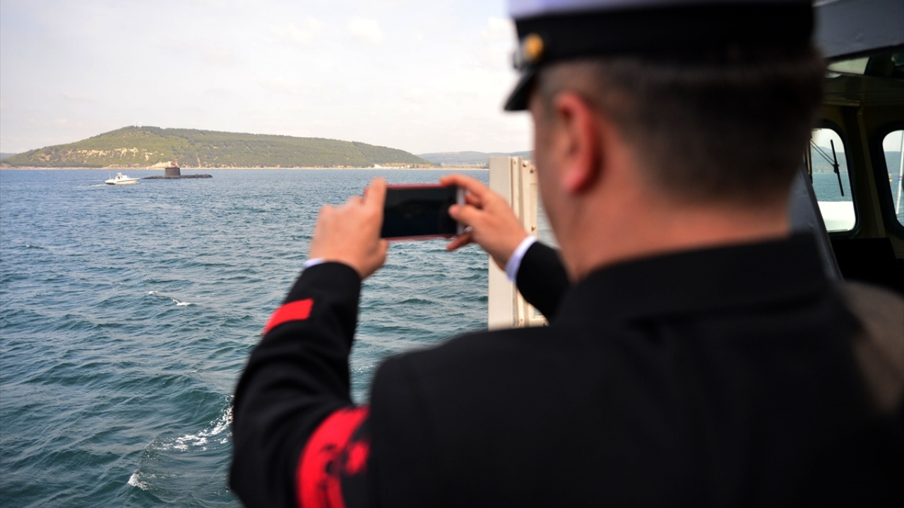 Törene Vali Orhan Tavlı, Çanakkale Boğaz ve Garnizon Komutanı Tuğamiral Levent Kerim Uça ile askeri personel katıldı.