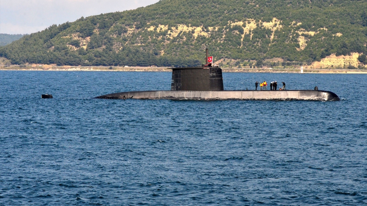 Türk Deniz Kuvvetlerine ait Dumlupınar denizaltısı, 4 Nisan 1953`te, NATO manevralarından dönerken Çanakkale Boğazı`nda "Naboland" adlı İsveç gemisiyle çarpışarak batmış, 81 Türk denizcisi şehit olmuştu.