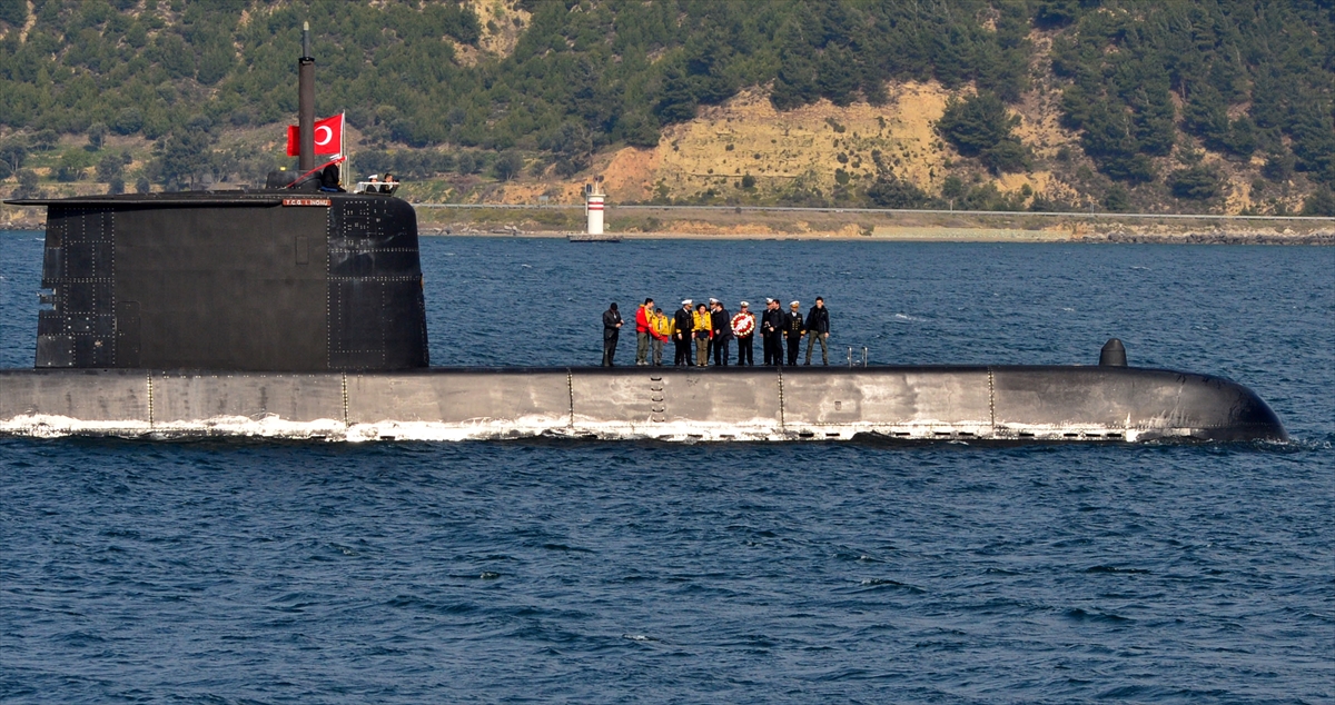 Daha sonra "TCG 1. İnönü" denizaltısına geçen Tavlı ve Uça, "TCG Dumlupınar"ın 66 yıl önce battığı noktaya çelenk bıraktı. 