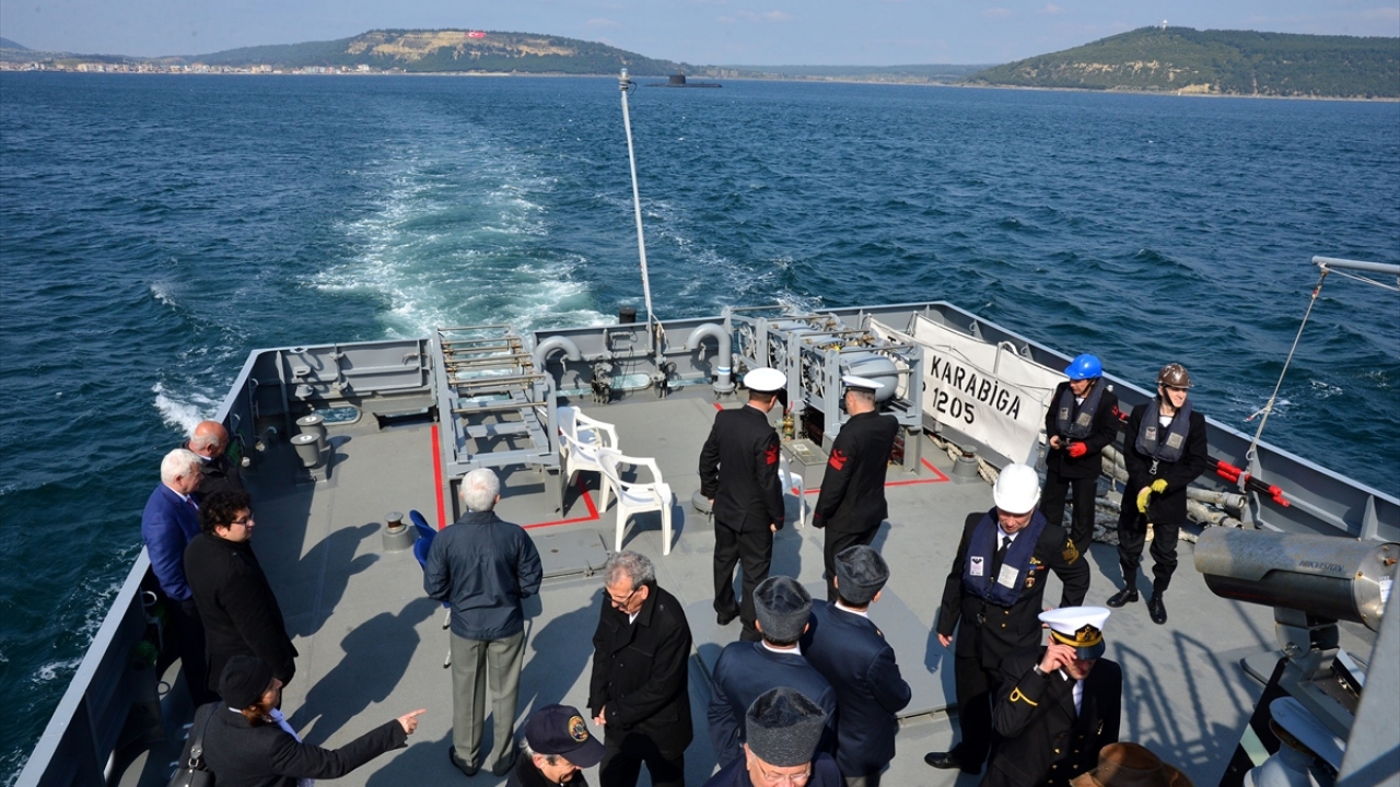Davetliler bu töreni denize açılan "TCG Karabiga" gemisinden izledi. 