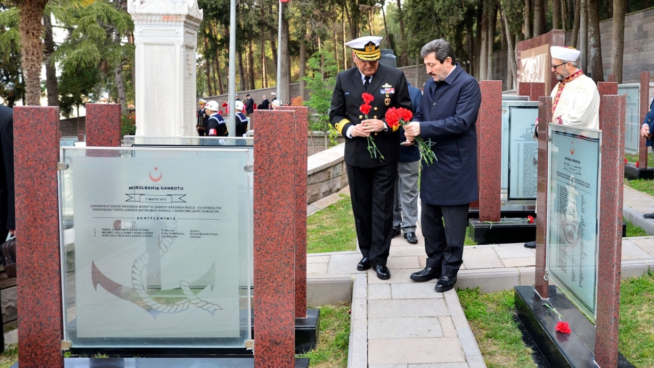 Vali Tavlı ile Tuğamiral Uça, gaziler ve şehit yakınları, şehitliği ziyaret edip karanfil bıraktı. 