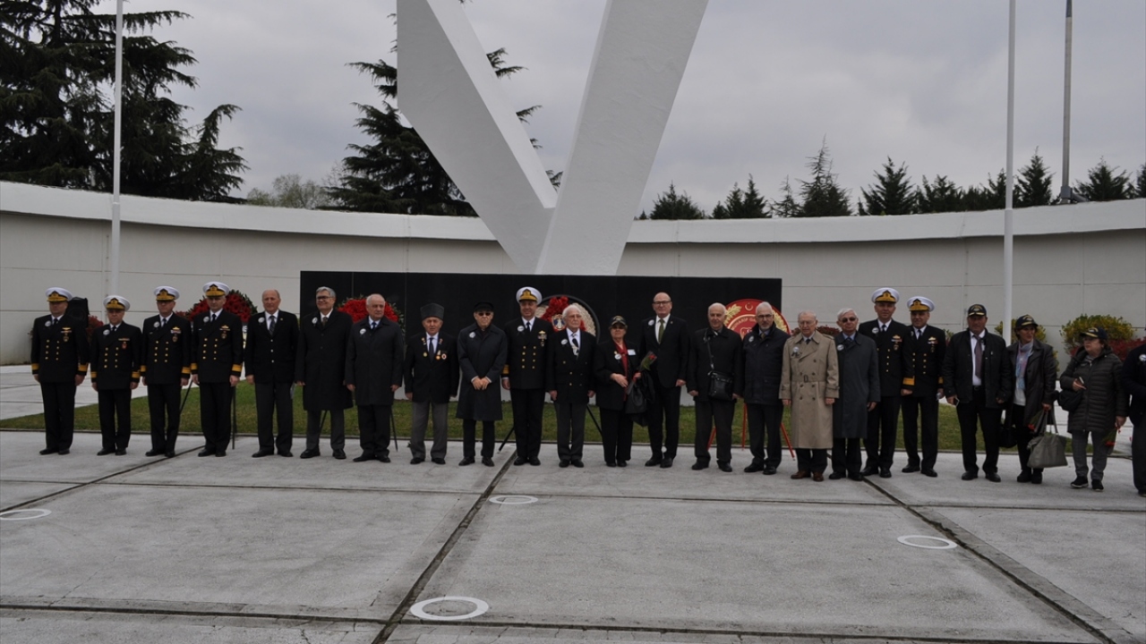 Çelenk sunumu, saygı duruşunda bulunulması ve İstiklal Marşı`nın okunmasının ardından başlayan törende, Deniz Kuvvetleri Komutanı Oramiral Adnan Özbal ve Donanma Komutanı Koramiral Tatlıoğlu`nun mesajları okundu.
