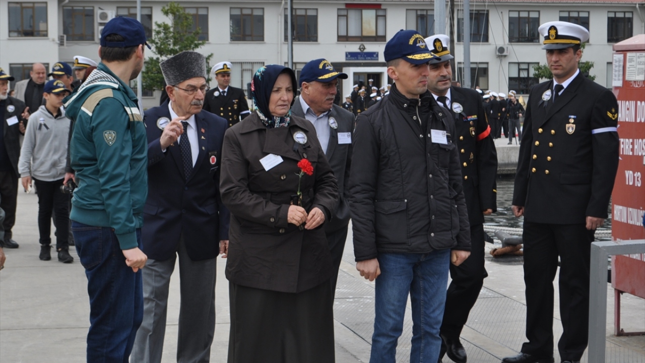 Konuşmanın ardından şehit aileleri, askeri erkan ve diğer katılımcılar fotoğraf çektirdi.